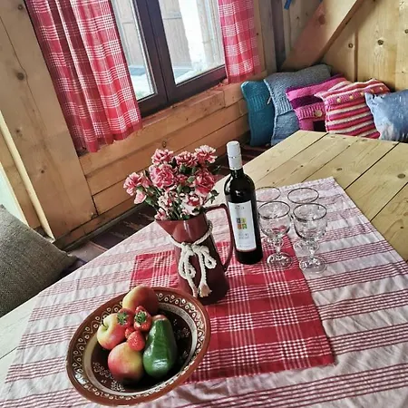 Drevenica Západné Tatry S Kúpacou Kaďou A Krbom *